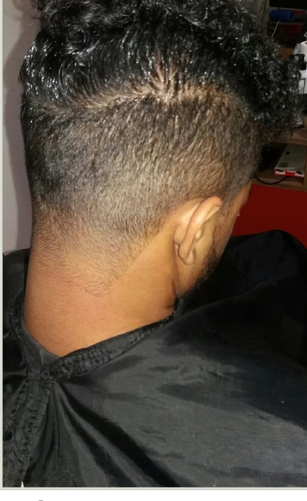 Acabamento em cabelo cacheado visto pela nuca