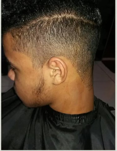 Corte em cabelo cacheado com degradê nas laterais