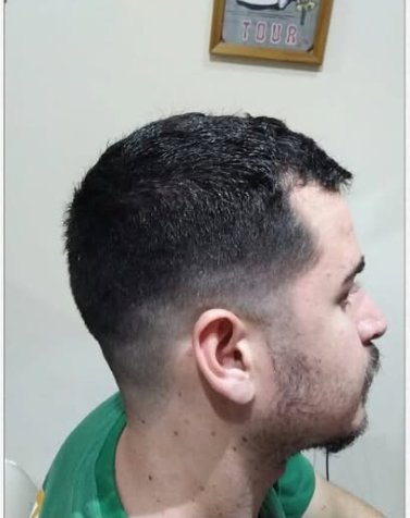 Degradê masculino com barba alinhada, vista de perfil