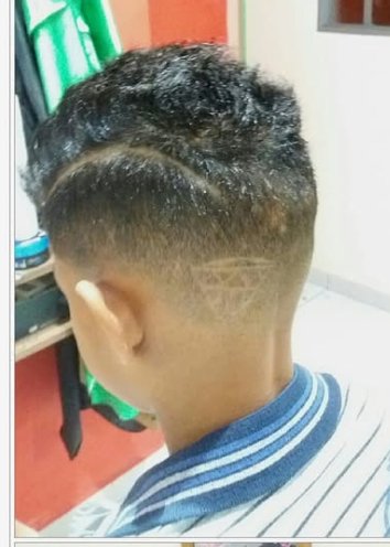 Corte com design geométrico raspado na lateral
