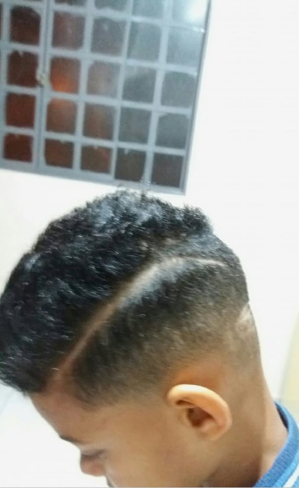 Corte com risca traçada na lateral